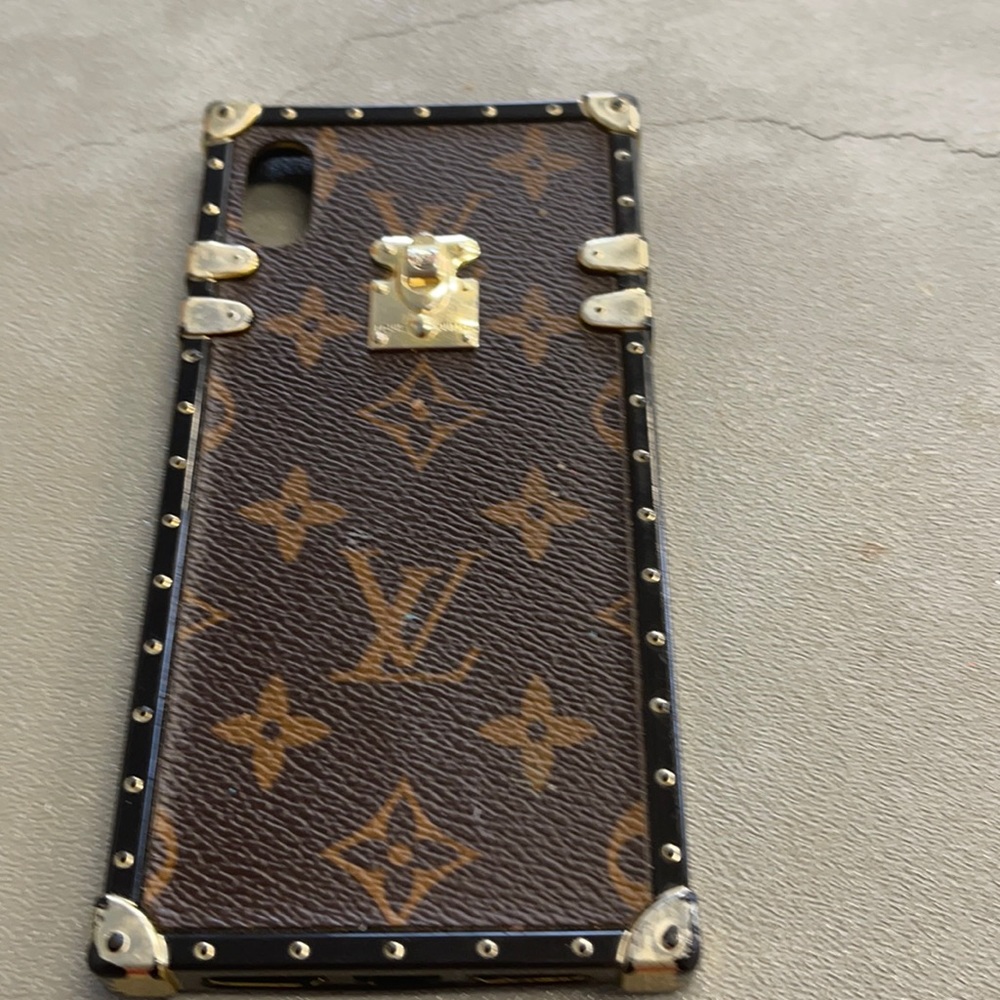 Cell phone case for 10s plus in brown and tan